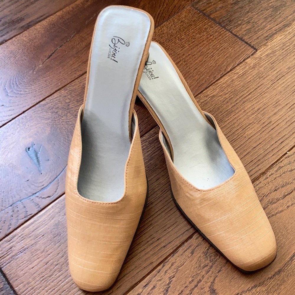Bijou! Linen mules with 2 1/2 inch heel size 8.5